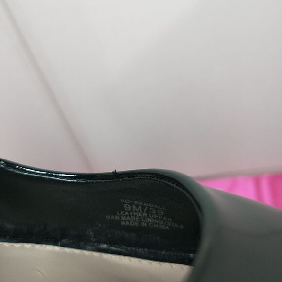 Vince Camuto VC-Kendall WOMANS SZ 9M Black Patent. Condition is Pre-owned - Picture 7 of 10